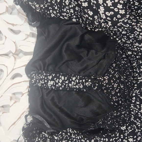 Paisley Blossom Black and White Crop Top Size XS with elastic stretchy - Picture 9 of 9